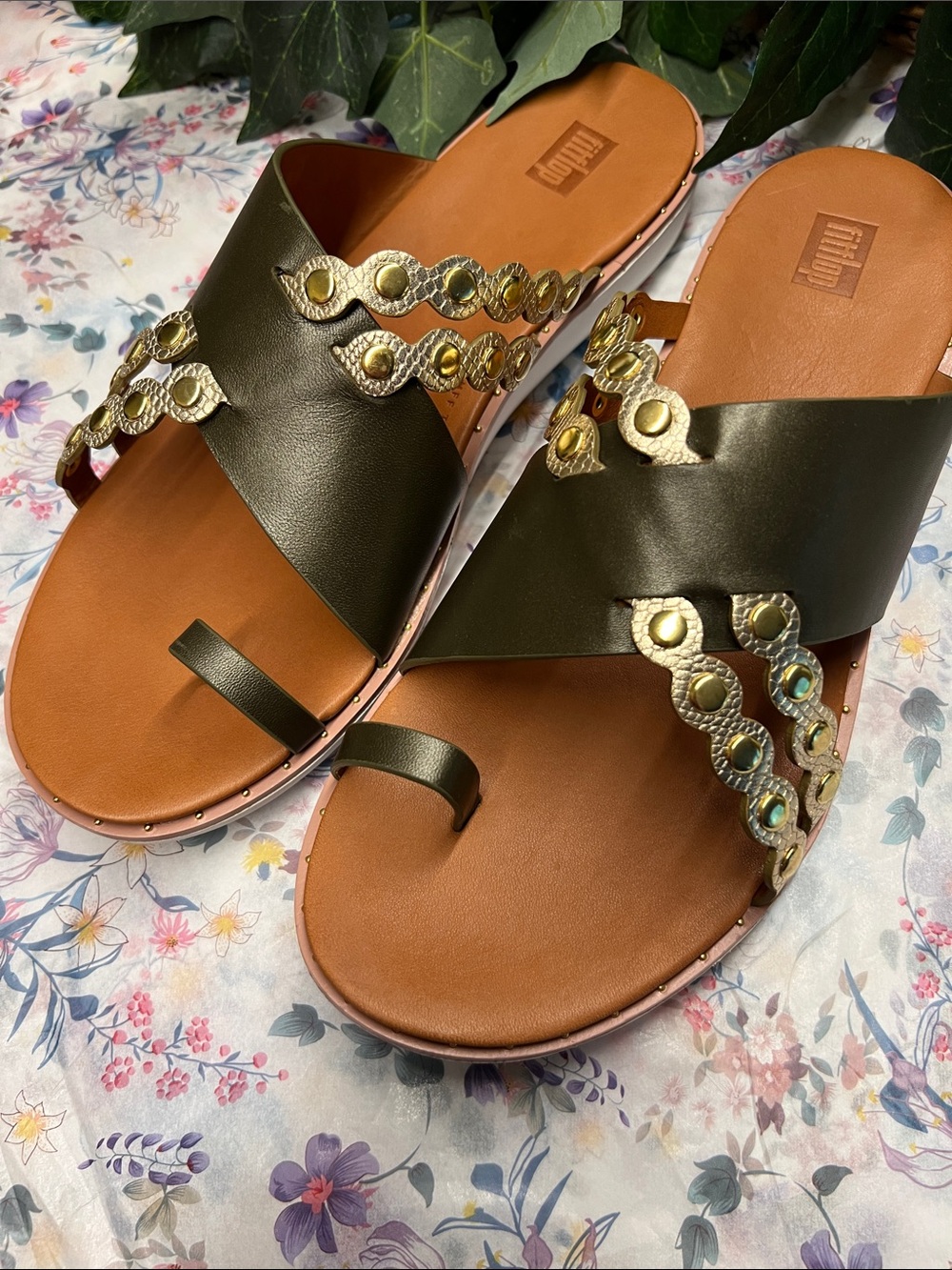 NIB-Fitflop Avocado & Tan Leather Toe Post Sandals With Gold Scallops Size 10 - Picture 12 of 16